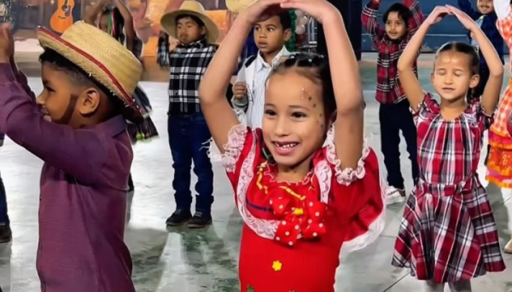 A Escola Municipal José Batista Leite deu um show na noite de ontem (9). As crianças brilharam durante as danças de quadrilha e as famílias ficaram encantadas com a performance dos nossos pequenos.